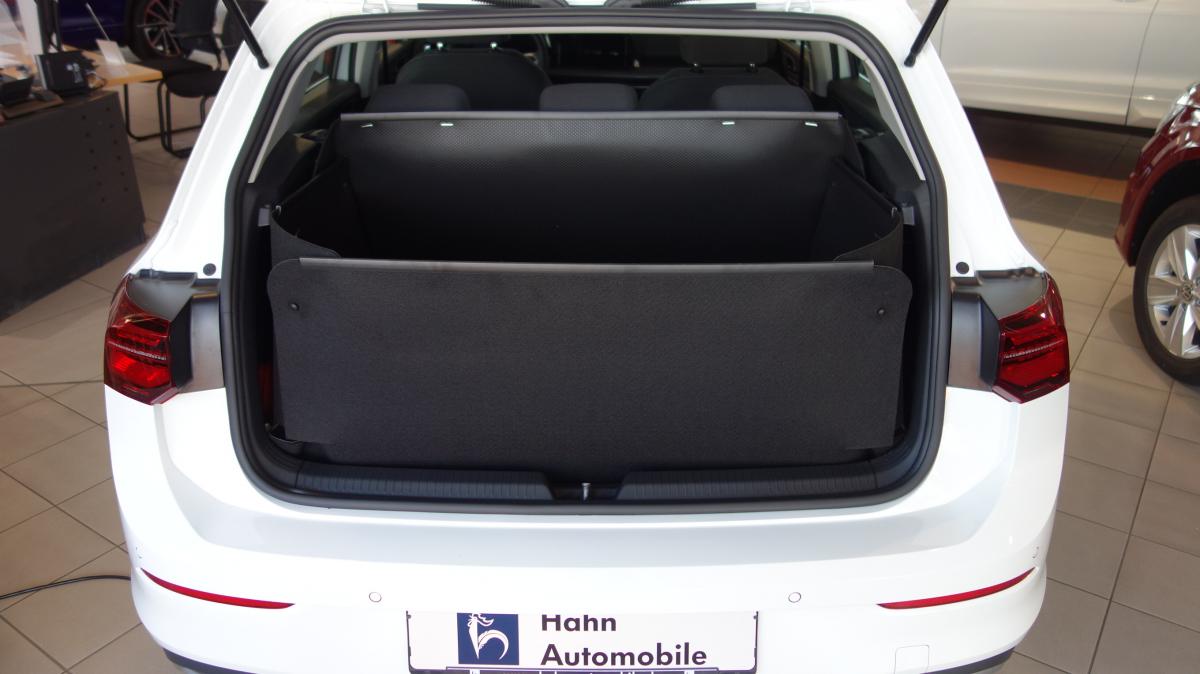 Klappen Sie den Ladekantenschutz hoch und Sie haben eine wasserdichte und stabile Kofferraumwanne für Ihren VW Golf 8